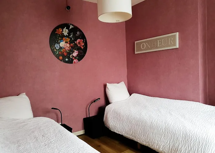 Hotel: Close To Centre, 3 Rooms, 2 Bathr & Wc, Free Parking & Wifi, Spacious Living Area & Kitchen